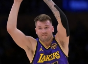 东契奇在曼联比赛中精彩发挥，惊险取胜引发热议！